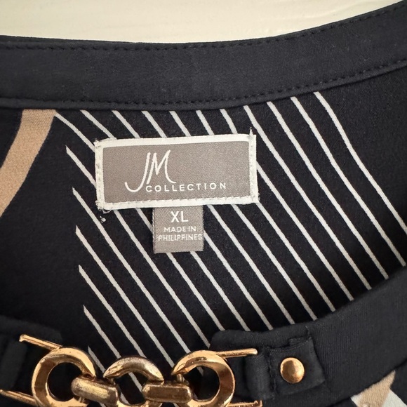 Women’s top $12 or 3/$30 - Picture 2 of 3